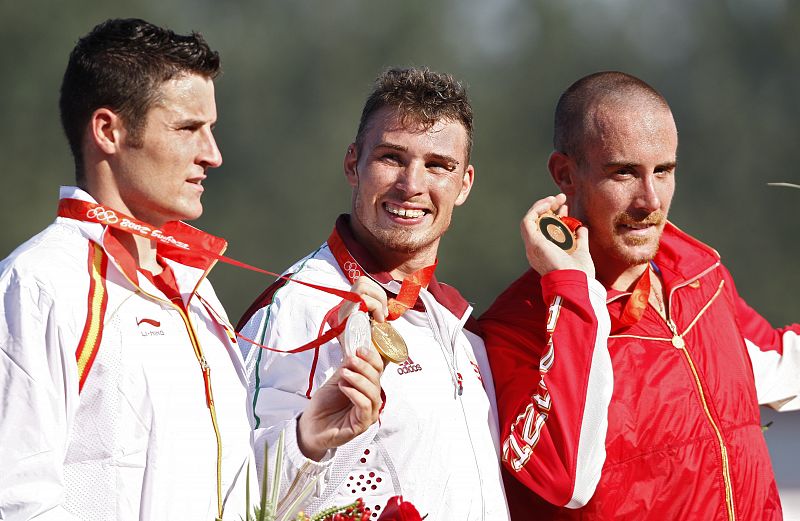 David Cal en el podio tras recibir la medalla de plata en la prueba de 1.000 metros, junto a Sandor Vajda de Hungría y Hall de Canada.