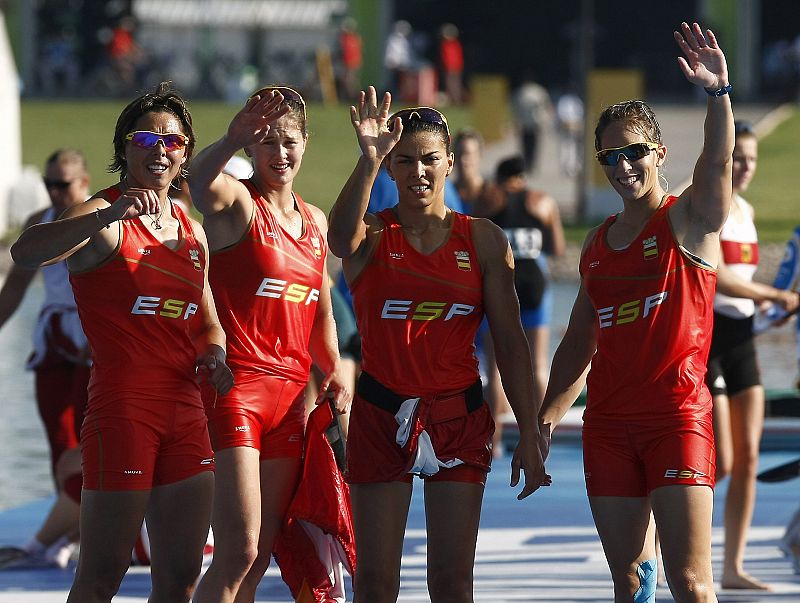 El K-4 femenino español, tripulado por Beatriz Manchón, Jana Smidakova, Sonia Molanes y Teresa Portela, celebran tras lograr el quinto puesto.