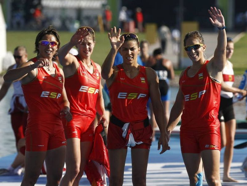 El K-4 femenino español, tripulado por Beatriz Manchón, Jana Smidakova, Sonia Molanes y Teresa Portela, celebran tras lograr el quinto puesto.