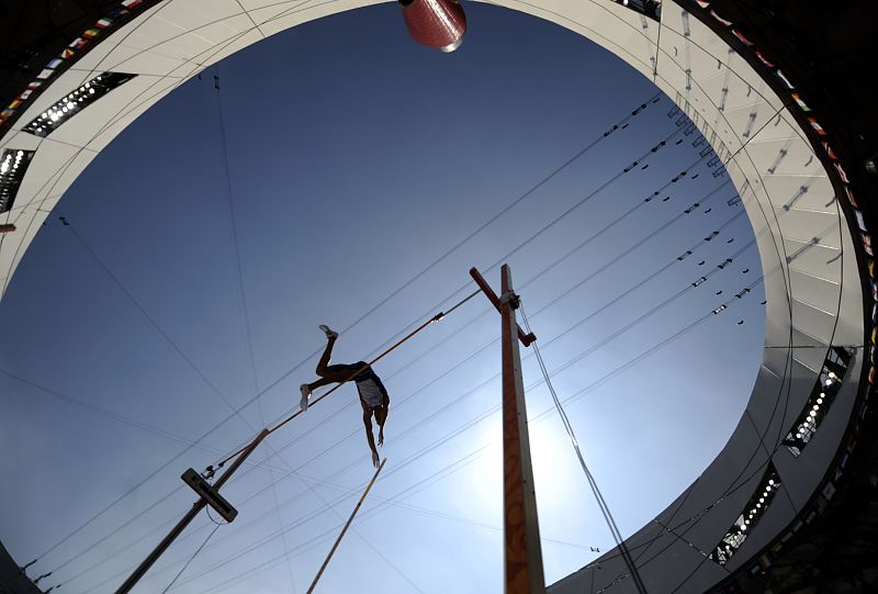 El francés Barras completa una de las pruebas que forman parte del decatlón.
