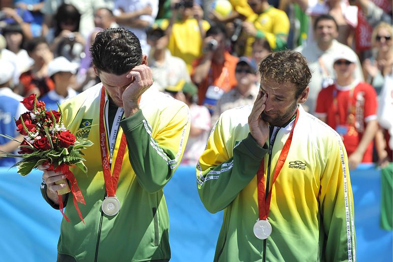 Los brasileños Fabio Luiz y Fabio Araujo lloran durante la ceremonia de entrega de medallas de voley playa, donde han conseguido el oro.