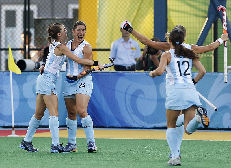 La selección argentina ha logrado la medalla de bronce en hockey femenino, en un partido que ganó por 1-3 a Alemania, oro hace cuatro años en Atenas 2004.