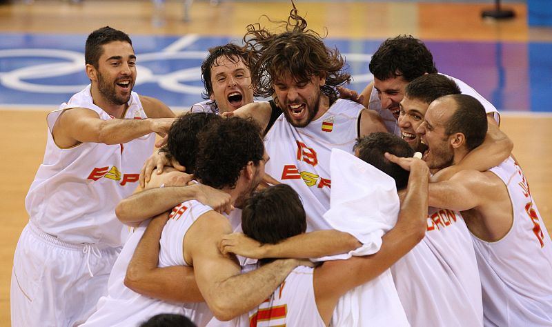 La selección de baloncesto celebra su victoria en la semifinal.