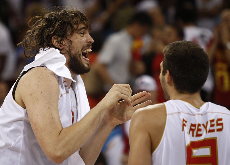 Marc Gasol y Felipe Reyes tras el partido.