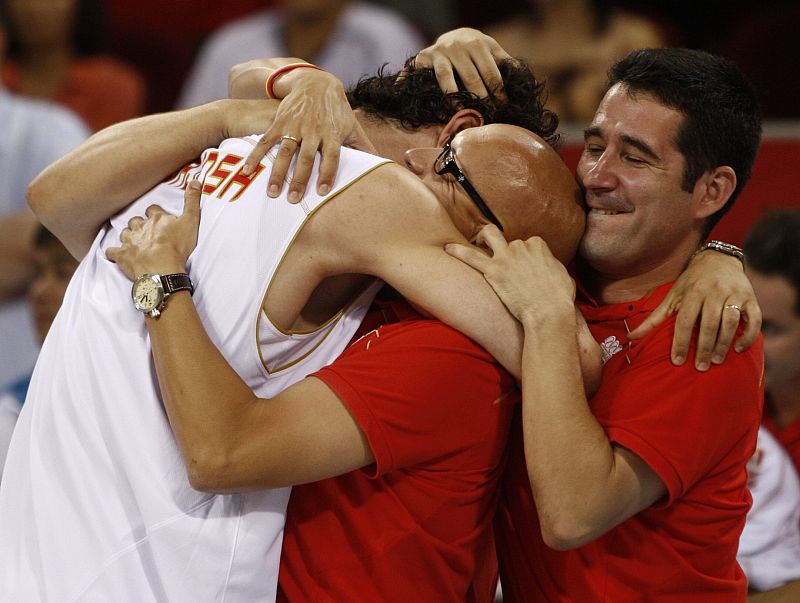 Garbajosa celebra con el equipo técnico la victoria de España.