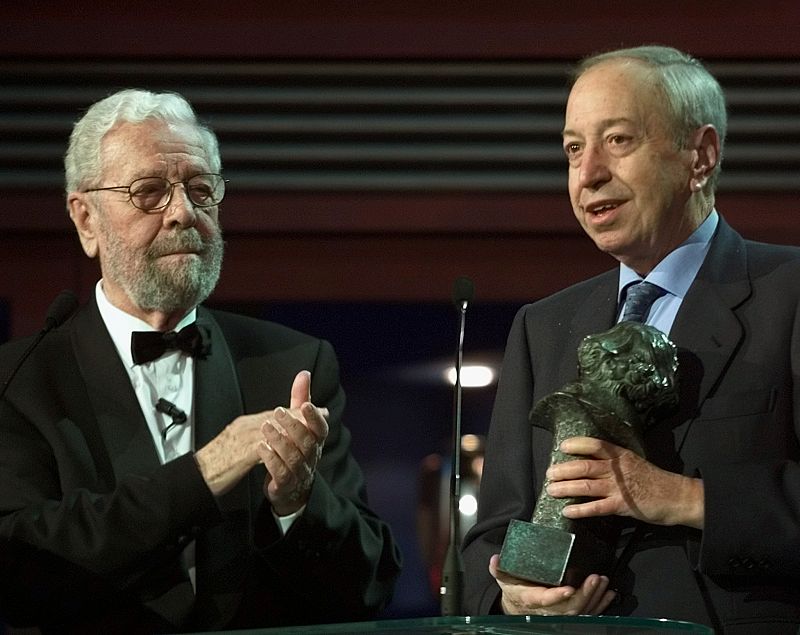 Luis García Berlanga, dirigió 'Bienvenido, Mister Marshall' y 'El Verdugo'. En la imagen, entrega el premio Goya de Honor de 2001.