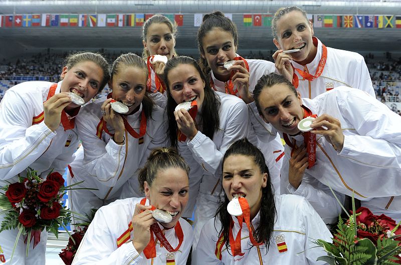 Spain's team pose with silver medals after the synchronised swimming team free routine final at the  Beijing 2008 Olympic Games