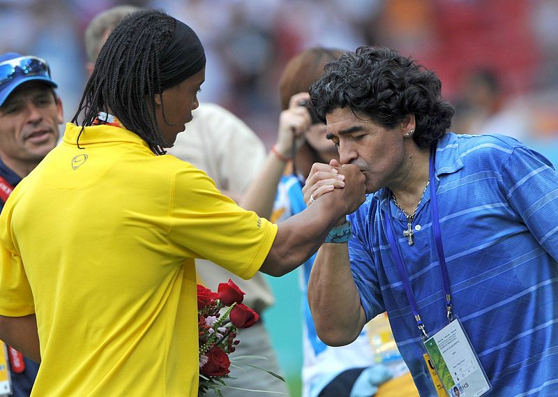 Maradona besa la mano de Ronaldinho