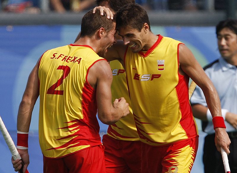 Pol Amat of Spain celebrates with team mate Santiago Freixa after scoring the winning goal during their men's pool MA hockey match against China at the Beijing 2008 Olympic Games