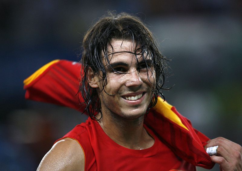 Nadal celebró su medalla de oro en Pekín con la bandera española colgada del cuello.