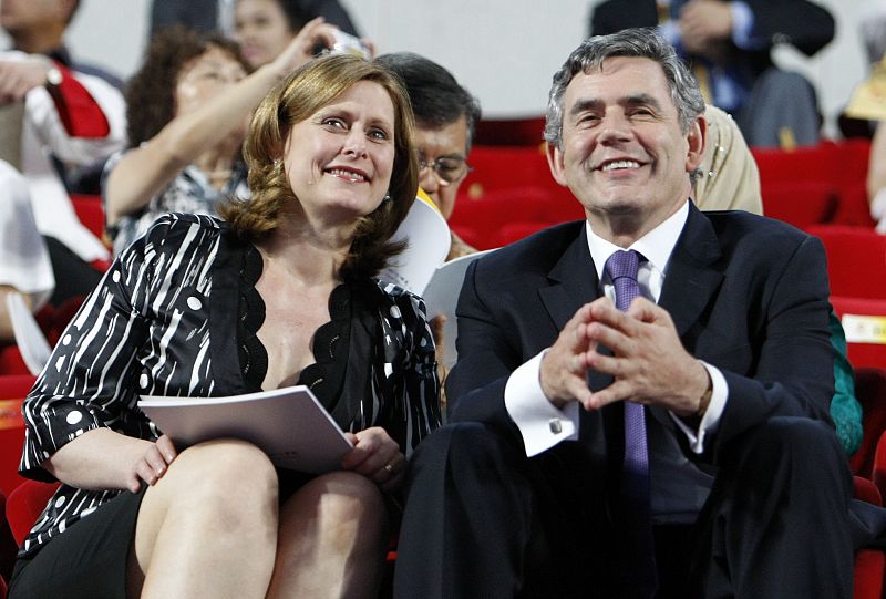 El primer ministro británico, Gordon Brown, asistió a la ceremonia junto a su mujer Sara para recoger la bandera olímpica para Londres 2012.