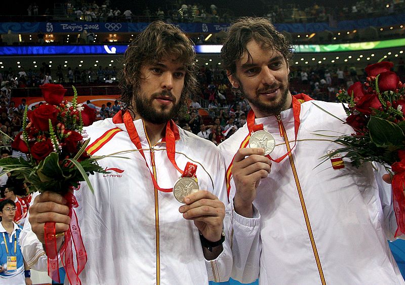 Los hermanos Gasol posan con sus medallas.