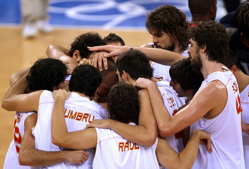 Los jugadores de la selección española de baloncesto ganan la medalla de plata de los Juegos Olímpicos