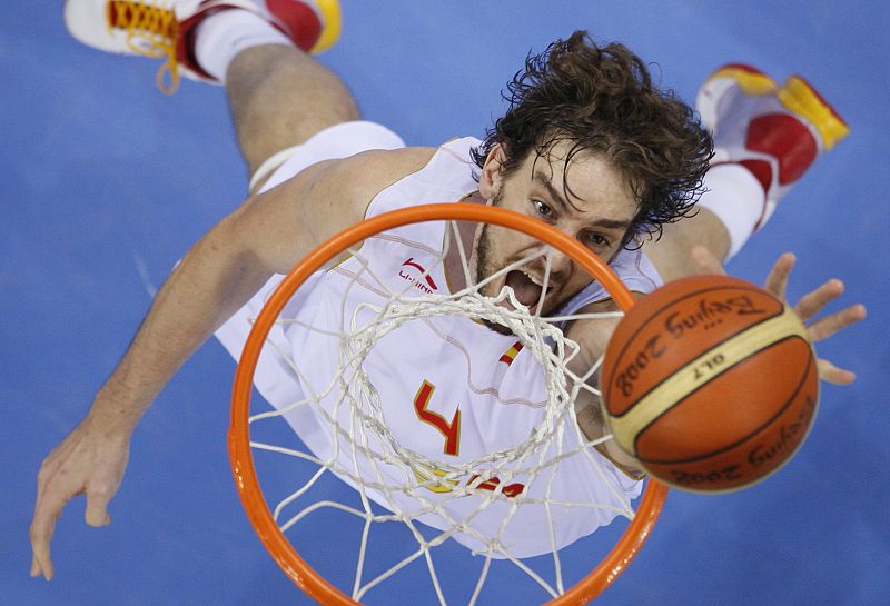 Pau Gasol realizando un espectacular mate