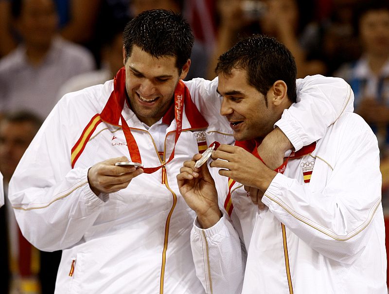 Los jugadores Felipe Reyes y José Manuel Calderón muestran su gran alegría.