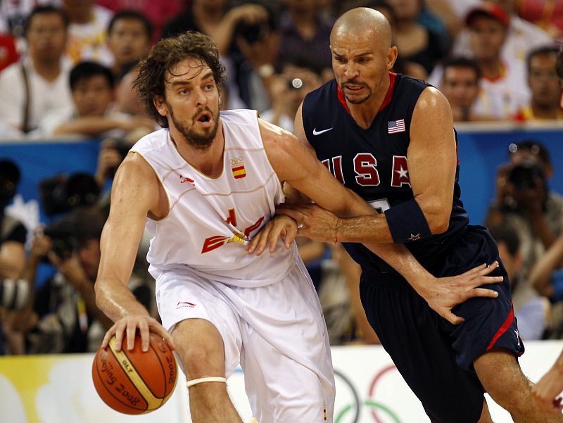 El estadounidense Jason Kidd intenta frena a Pau Gasol.