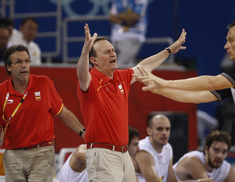 El seleccionador español, Aito García Reneses, reacciona ante una decisión arbitral.