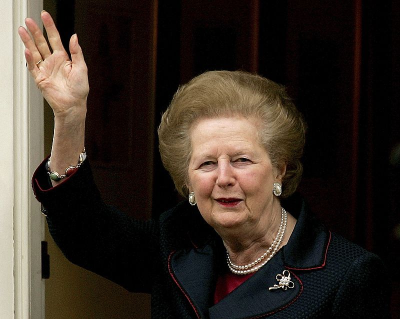 Margaret Thatcher, saluda a la prensa al llegar a su domicilio