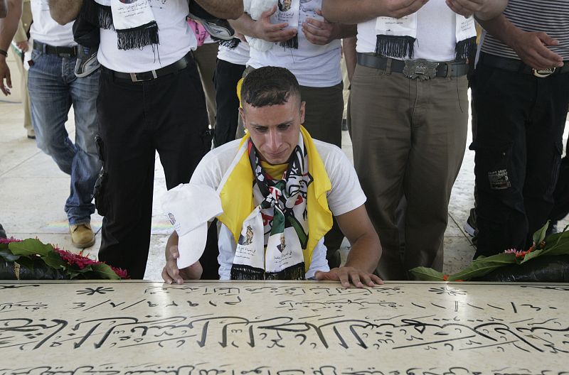 Released Palestinian prisoner visits grave of late Palestinian leader Arafat in Ramallah