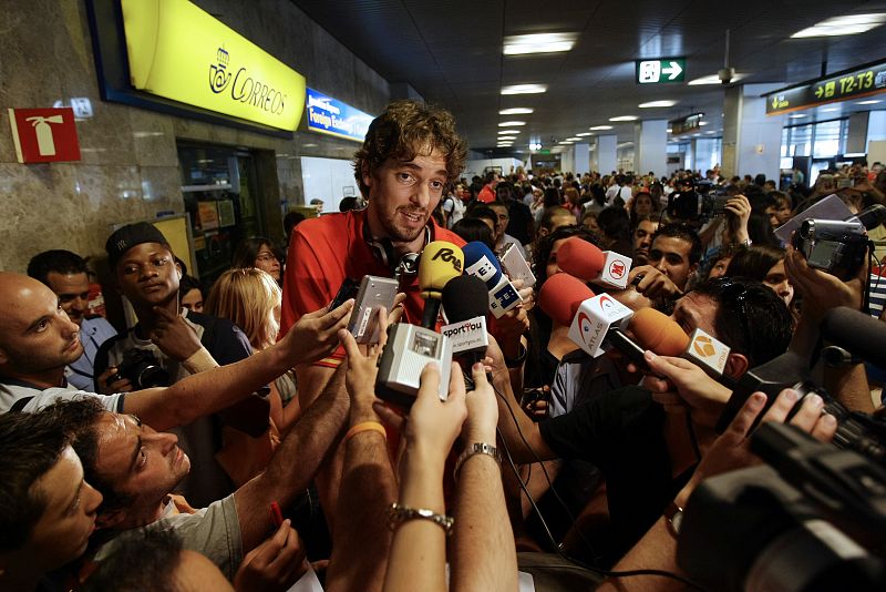 Pau Gasol conesta a los periodistas a su llegada a Madrid