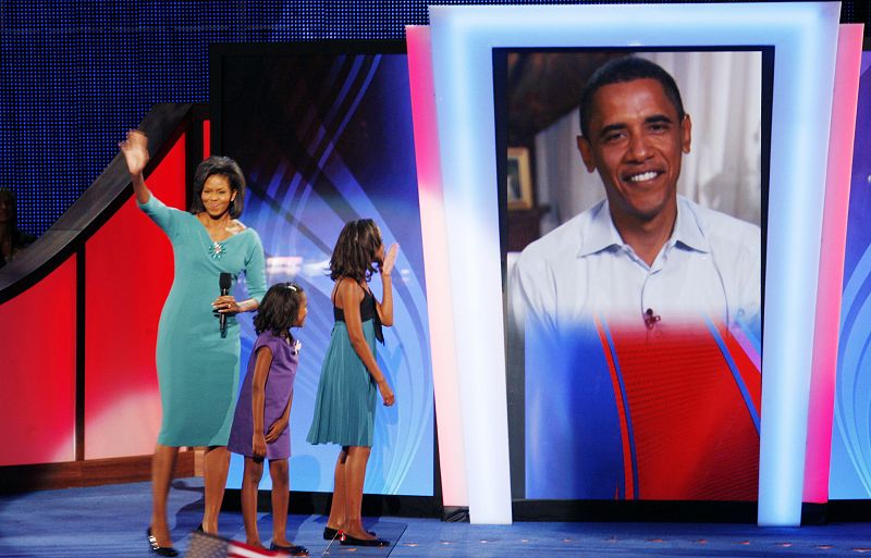 Michelle Obama, sus hijas -Sasha y Malia-, y Barak Obama (por vídeoconferencia) en la apertura de la Convención Demócrata de Denver.