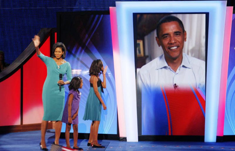 Michelle Obama, sus hijas -Sasha y Malia-, y Barak Obama (por vídeoconferencia) en la apertura de la Convención Demócrata de Denver. 