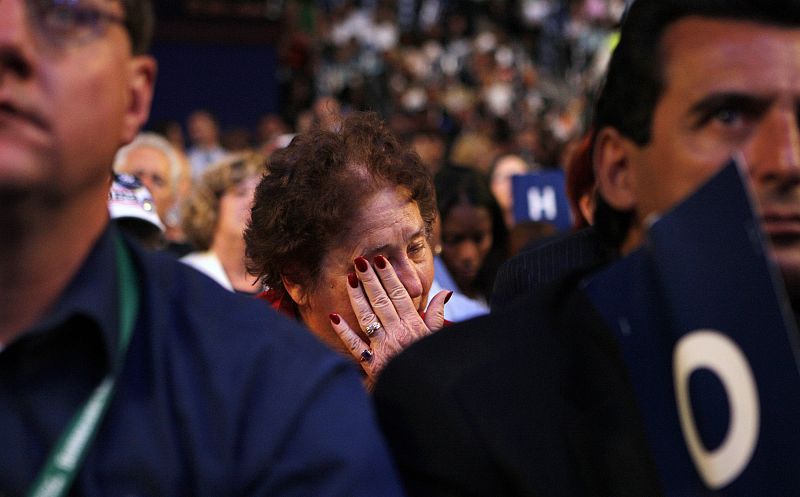 Una delegada llora escuchando a la senadora por Nueva York, Hillary Clinton, dando su apoyo al candidato demócrata, Barack Obama.