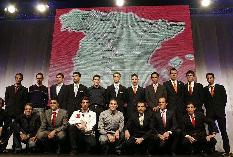 Algunos de los ciclistas que participarán en la Vuelta a España 2008 posan frente al mapa de las etapas, en la ceremonia de presentación de la gran ronda española, celebrada el pasado diciembre.