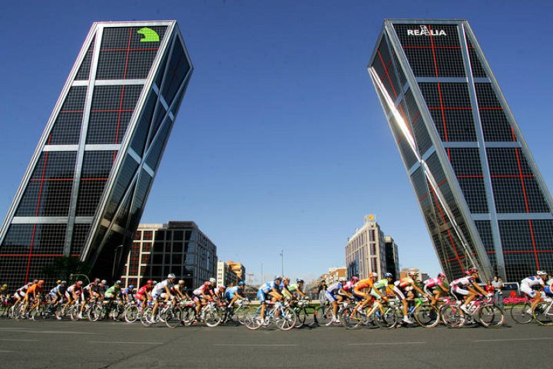 Con salida en Granada y final en Madrid, La Vuelta recorrerá durante 21 días las carreteras españolas.
