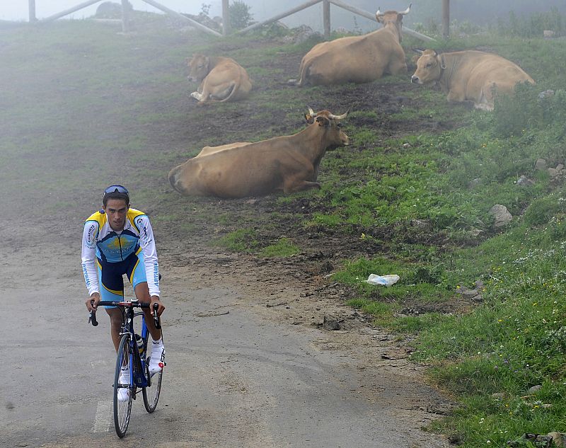 El alto de L'Angliru, en Asturias, será la etapa reina de esta edición de la Vuelta. Ciclistas como Contador se han acercado hasta este puerto de montaña para entrenarse en sus escarpadas rampas.