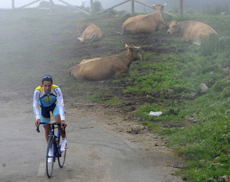 El alto de L'Angliru, en Asturias, será la etapa reina de esta edición de la Vuelta. Ciclistas como Contador se han acercado hasta este puerto de montaña para entrenarse en sus escarpadas rampas.