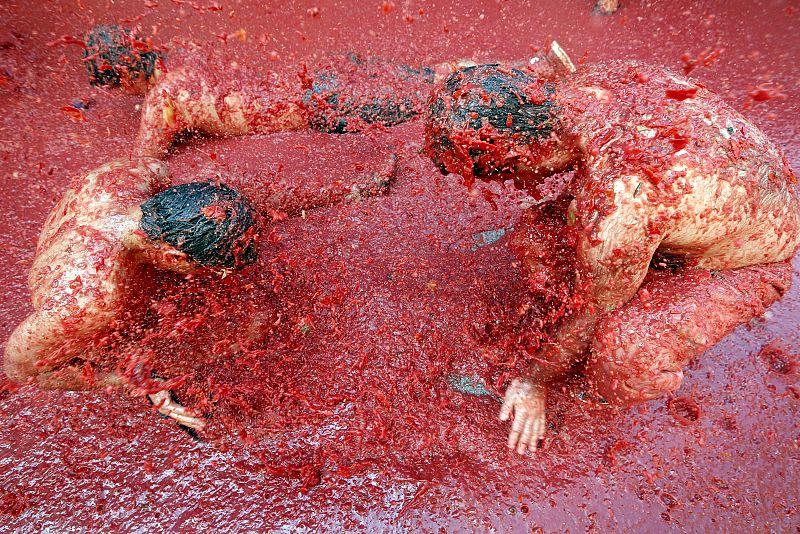 Las personas que han acudido a esta localidad valenciana se han lanzado 120.000 kilos de tomates y se han 'bañado' literalmente en los jugos de esta hortaliza.