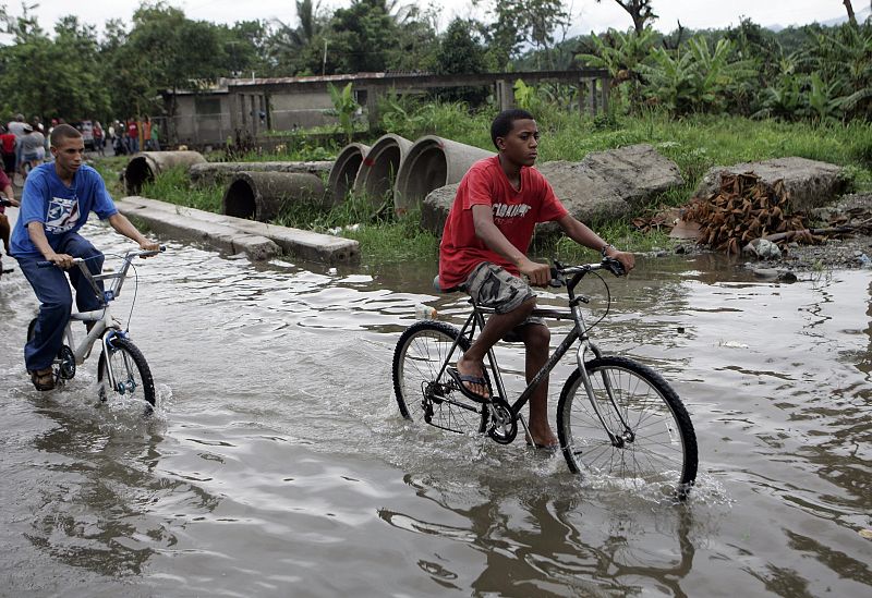 Para desplazarse, los habitantes de Bonao no renuncian a la bicicleta, a pesar de las calles inundadas.