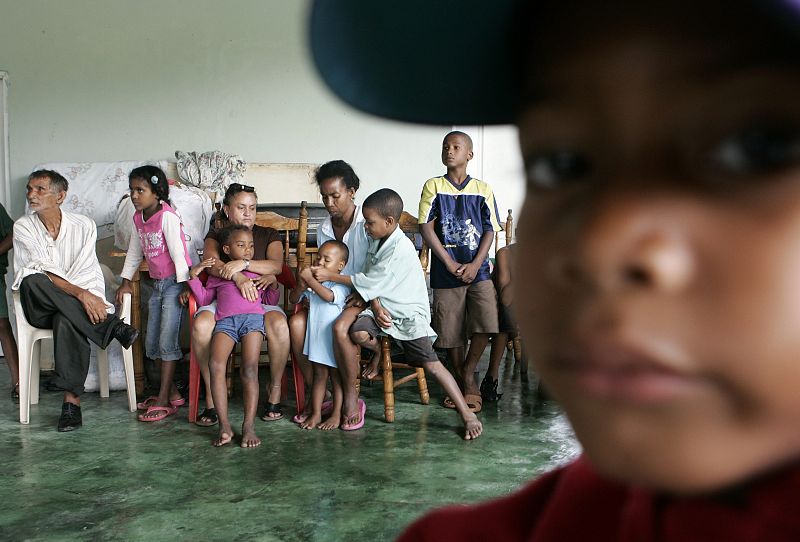 Varias familias permanecen en un refugio en Bonao (República Dominicana) después de abandonar sus casas tras la crecida del rio Yuna.