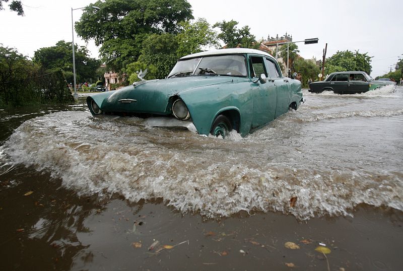 Cuba también ha empezado a sufrir las consecuencias del huracán 'Gustav' y los viejos coches cubanos pasean por dificultad por las calles de La Habana.