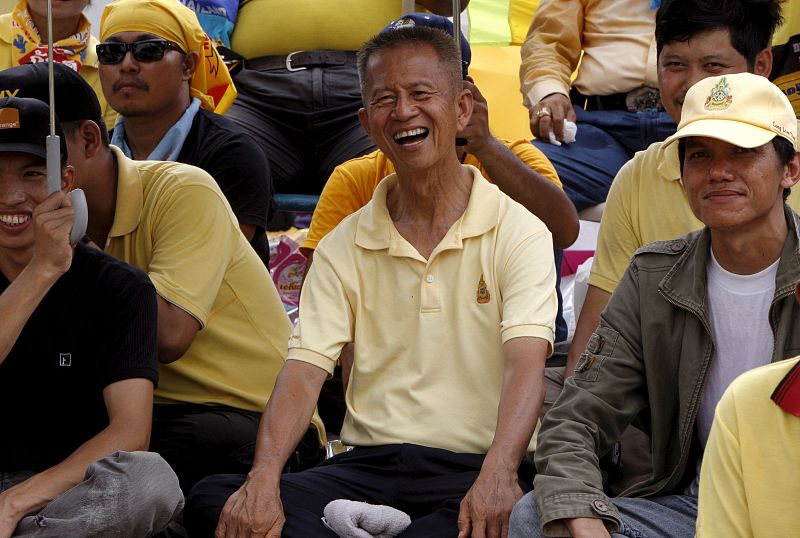 El líder de la Alianza del Pueblo para la Democracia (APD), Chamlong Srimuang, sonríe en la Casa de Gobierno de Bangkok (Tailandia).