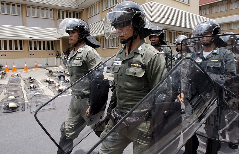 La Policía anti disturbios se preparar para dispersar la manifestación.