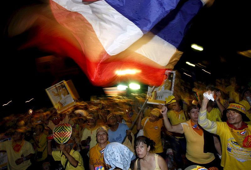 Los manifestantes gritan consignas durante la marcha en la Casa del Gobierno de Bangkok.