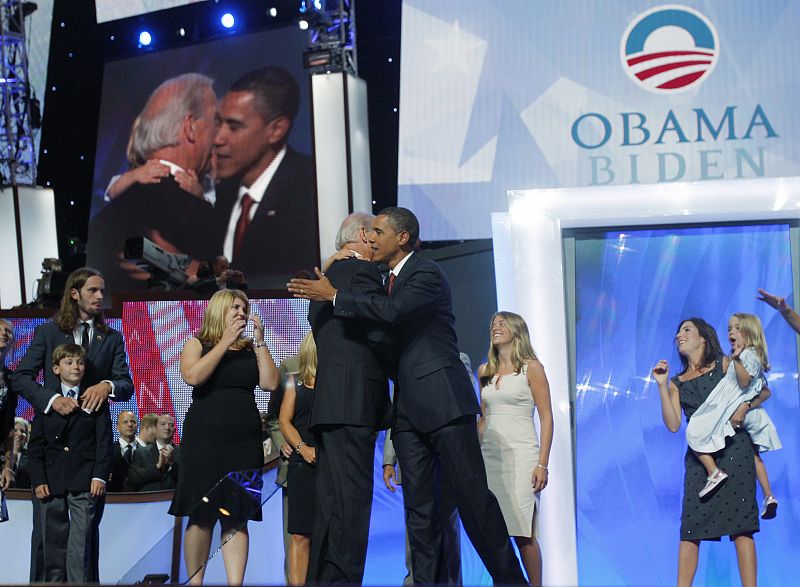 El candidato demócrata a la Casa Blanca, Barack Obama, saluda a su número dos en la carrera presidencial, Joe Biden en Denver.