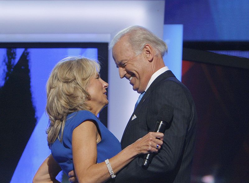 El número dos de Barack Obama y que será candidato a vicepresidente de EE.UU, Joe Biden, abraza a su mujer Jill en la Convención de Denver, donde ha aceptaco acompañar al candidato demócrata en su carreta hacia la Casa Blanca.