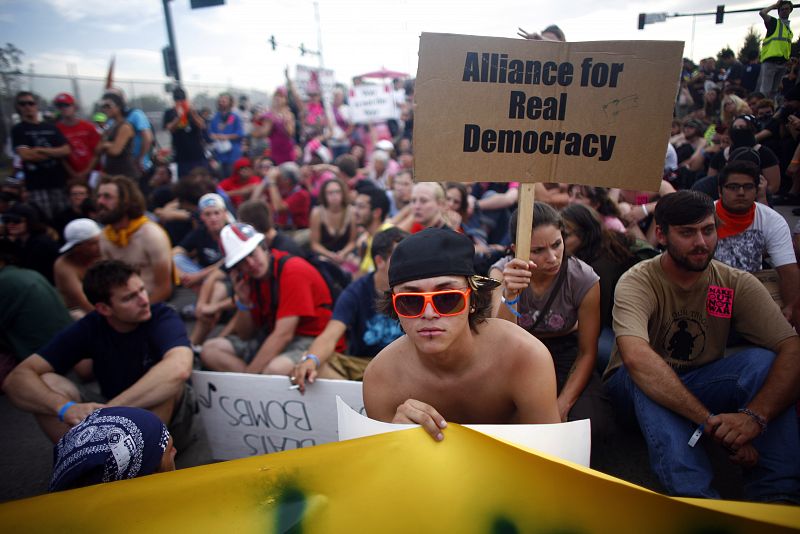 Un grupo de personas se manifiestan por las calles de Denver donde los demócratas celebran su Convención para aclamar a Obama como candidato a la Casa Blanca.