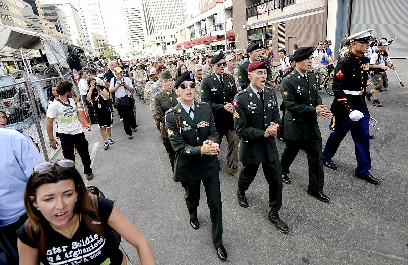 Ex combatientes de Irak protestan contra la guerra en Denver, donde se celebra la Convención demócrata.