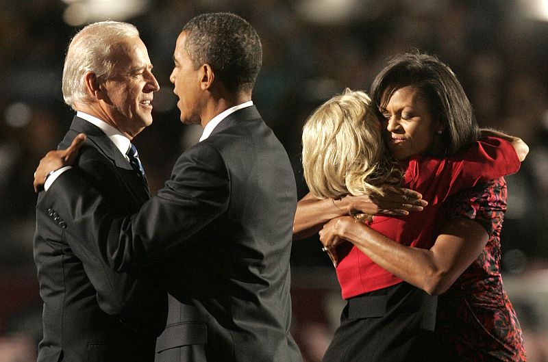 Joe Biden y Barack Obama aparecieron sobre el escenario con sus mujeres