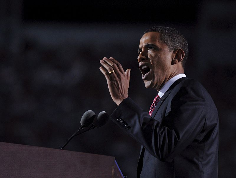 Obama se dirige a los miles de seguidores que abarrotaron el estadio Mile High de Denver