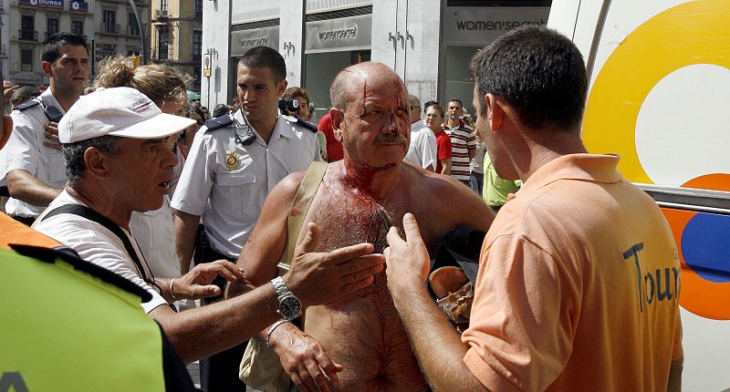 SIETE PERSONAS HERIDAS AL IRRUMPIR UN VEHÍCULO EN LA CALLE LARIOS DE MÁLAGA