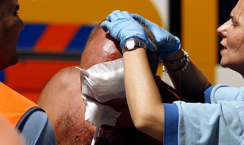 SIETE PERSONAS HERIDAS AL IRRUMPIR UN VEHÍCULO EN LA CALLE LARIOS DE MÁLAGA