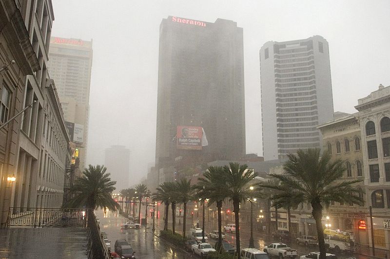 Vista de una avenida de Nueva Orleans bajo la torrencial lluvia del huracán 'Gustav'.