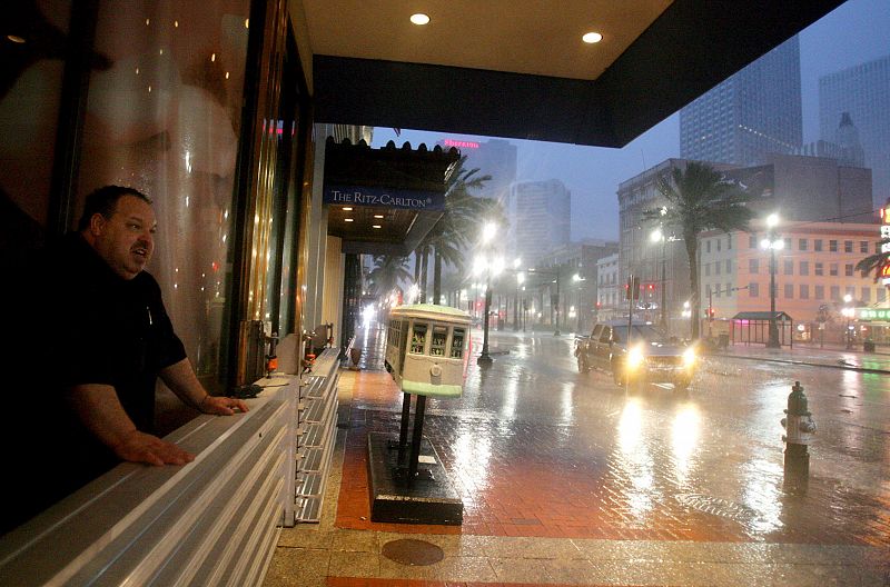 Un hombre observa la lluvia desde la entrada del hotel Ritz Carlton después de que el huracán "Gustav" haya tomado tierra en Nueva Orleans.