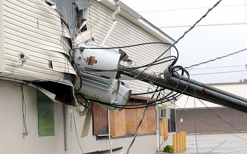 Un poste del tendido eléctrico permanece derribado sobre un restaurante debido a los fuertes vientos después de que el huracán "Gustav" haya tomado tierra en Houma, Louisiana.