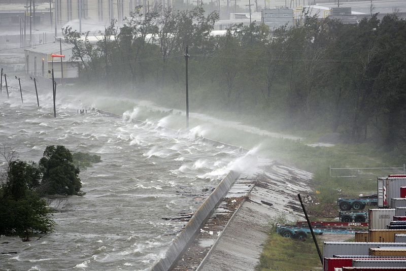 Las olas superan un canal industrial en Nueva Orleans.